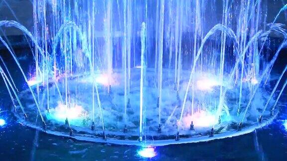 城市公园里的彩色喷泉彩色水流