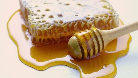 蜂蜜和蜂蜜用木棒梳