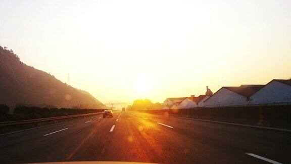 在日出的高速公路上开车