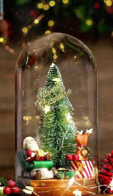 垂直圣诞快乐和新年快乐圣诞树和圣诞老人在玻璃圆顶装饰小驯鹿松果金箔在木材背景