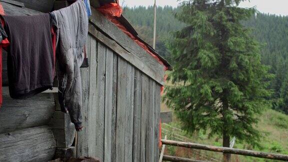 山上的家庭护林员衣服挂在房子附近的绳子上