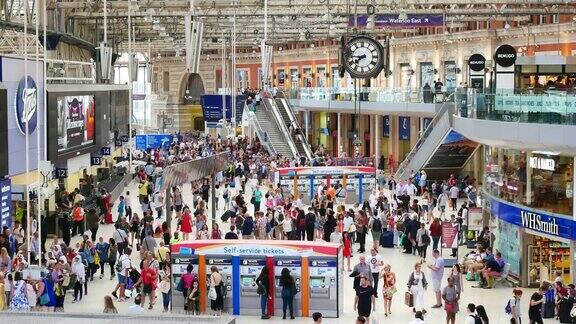 4K伦敦地铁车站高峰期乘客英国英国
