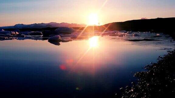 冰川泻湖上漂浮着冰山令人难以置信的日出