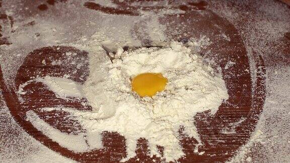 蛋黄落入面粉的特写慢镜头