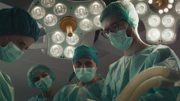 年轻外科医生进行外科手术的肖像