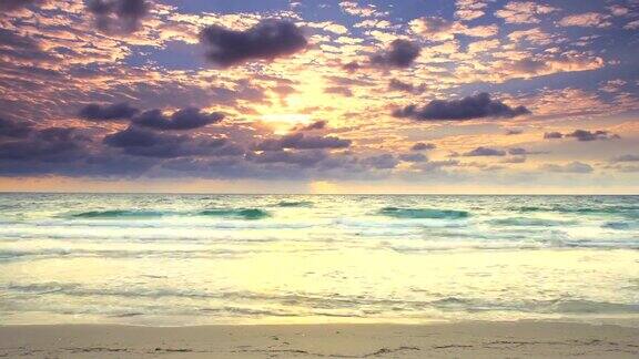 高清时间延时:黎明时分佛罗里达海滩上的云景