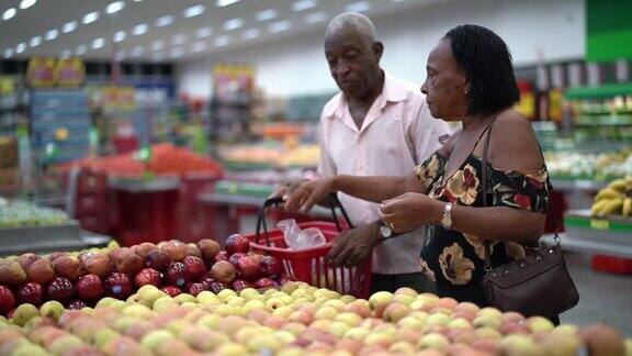 老年夫妇在超市购物