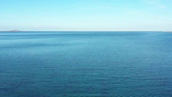 从上面的视频鸟瞰美丽而平静的大海意大利撒丁岛