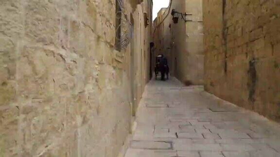 Hyperlapse走在马耳他古老姆迪纳的中世纪街道上