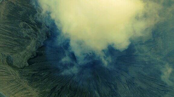 从空中俯瞰印尼的布罗莫火山喷出的烟雾