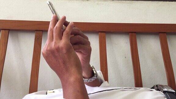 特写男子的手使用智能手机在床上