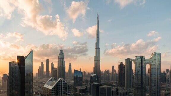 TU迪拜鸟瞰图在日出迪拜阿联酋