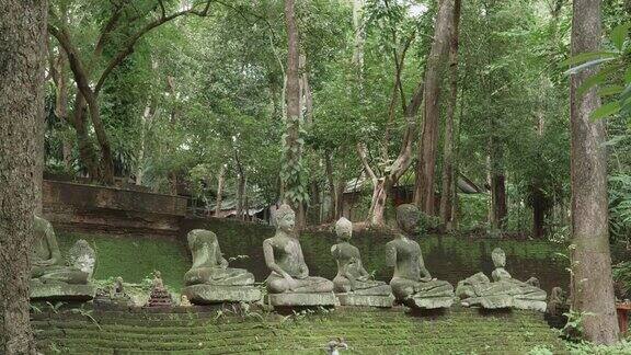 泰国清迈省乌蒙寺的破佛像和青苔