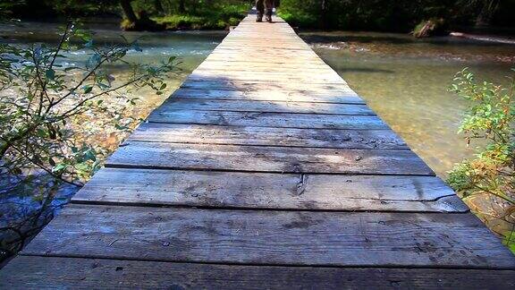徒步穿越木桥