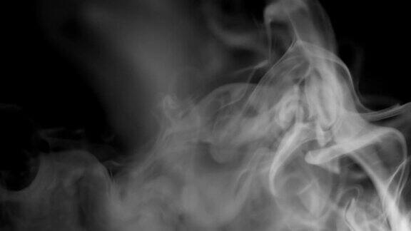 真正的蒸汽看起来像烟在黑色的背景