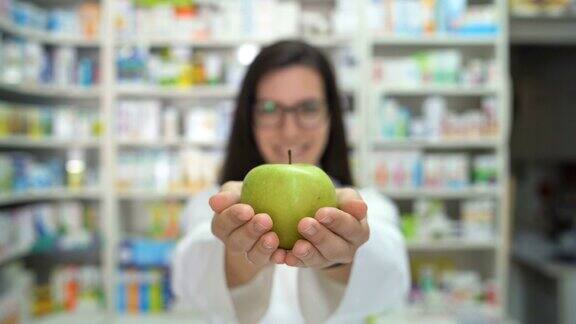 药剂师拿着青苹果