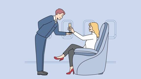 机组人员在飞机上为一名女子送上香槟