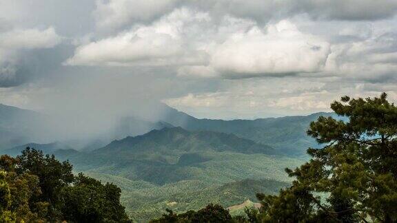 雨中森林与高山doi琅清道清迈泰国