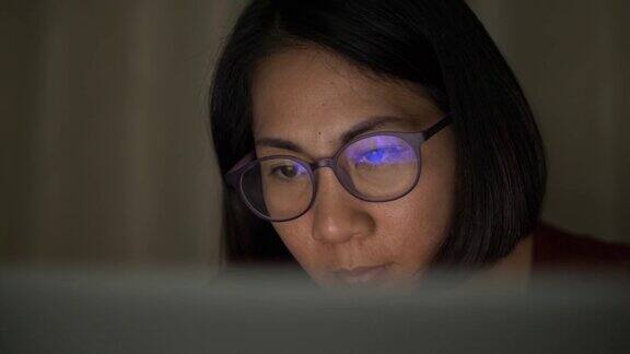 SLOMO女商人戴着眼镜用笔记本电脑工作
