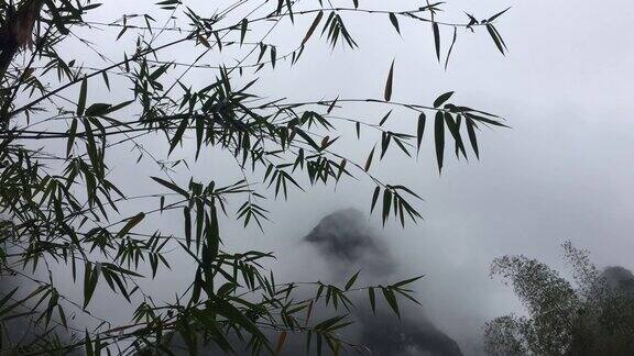 雾和喀斯特山脉的时间流逝位于中国广西桂林市阳朔县兴平古镇附近
