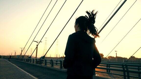 年轻女子在桥上慢跑