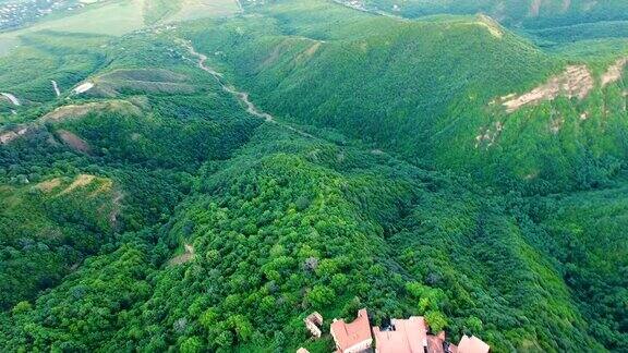无人机飞过Signagi的屋顶绿色的Alazani山谷的美丽景色