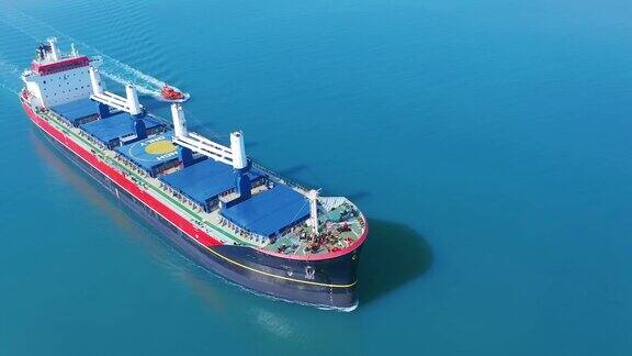 大型国际货轮出海运货