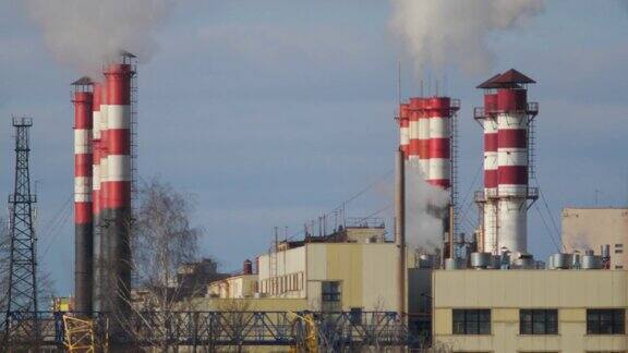 有烟囱的工业区来自工业工厂的空气污染