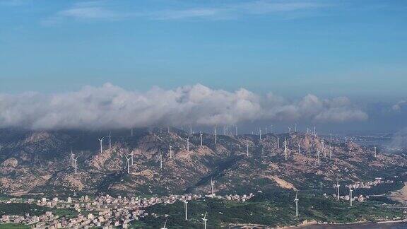 海边山上的风力发电场乌云密布