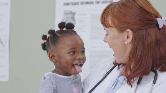 一段4k视频记录了一名女医生在会诊期间与一名小女孩嬉戏