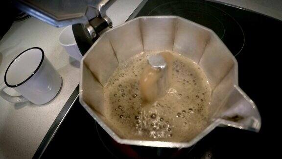 摩卡壶冲泡的超慢动作意大利浓缩咖啡在摩卡壶沸腾特写