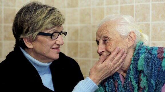 奶奶和女儿在幸福的时刻:老了老了老了两个女人