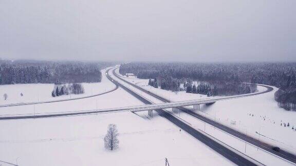 爱沙尼亚厚厚的白雪覆盖着大地