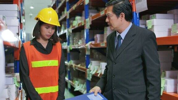 经理责备仓库物流中的女工错误检查库存产品