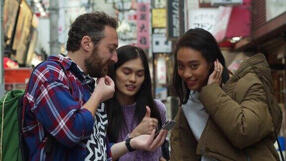 年轻的日本女性在东京指导游客