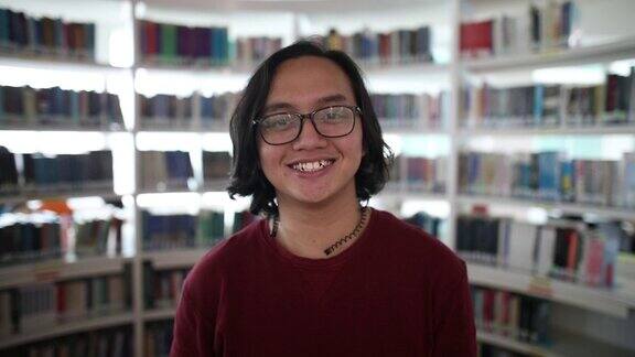 一名马来西亚男子在学校图书馆微笑的肖像