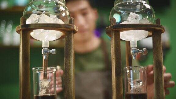 亚洲华人男咖啡师在咖啡店准备冰滴咖啡