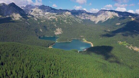 在杜密托国家公园黑山巴尔干半岛欧洲的绿松石湖和松林山脉的鸟瞰图