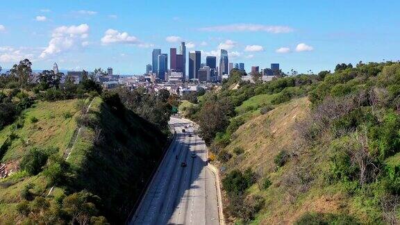 新冠肺炎大流行期间洛杉矶高速公路空空如也