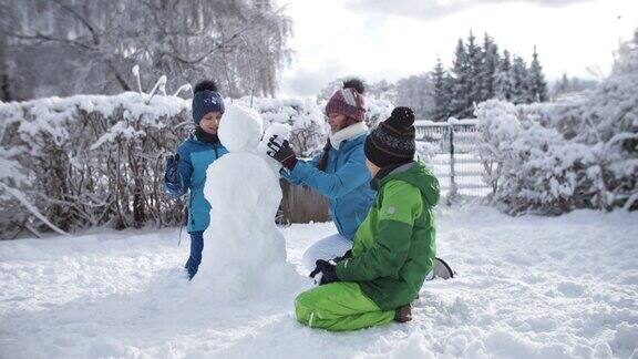 孩子们在冬天堆雪人