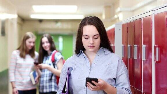 女高中生在走廊里被短信欺负