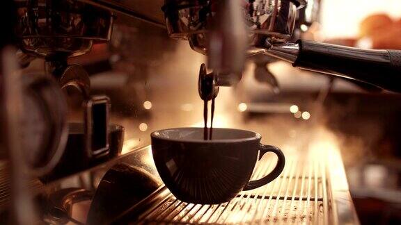 咖啡师在咖啡馆煮咖啡