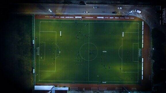 足球场在夜间鸟瞰图