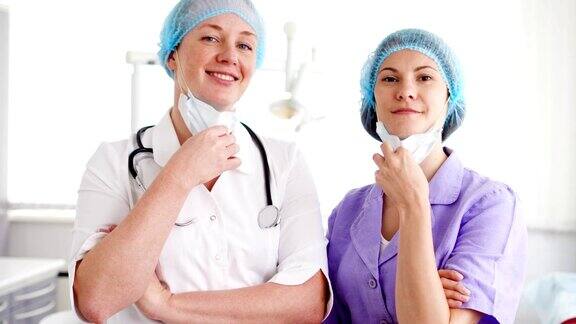 两名职业女医生站在病房的肖像医生用听诊器