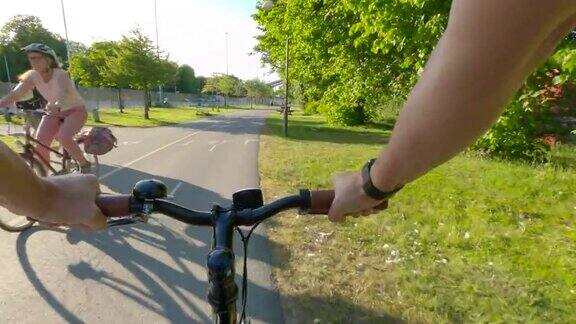 在哥德堡骑自行车