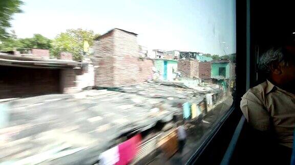 印度一列火车经过贫民窟