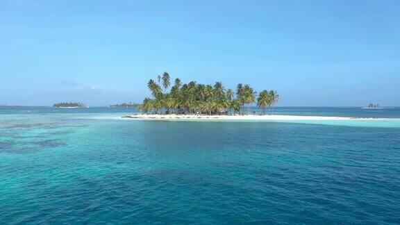 巴拿马圣布拉斯岛一个有椰子树的小岛