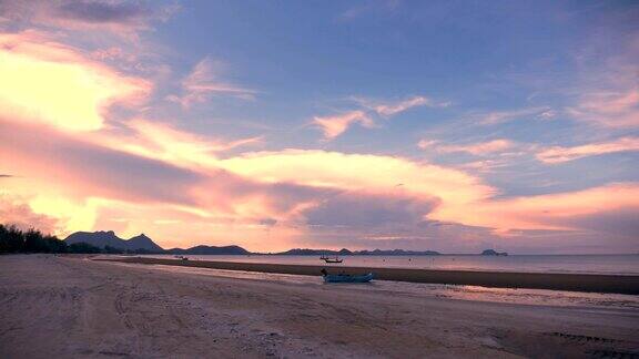 手持拍摄在海边和海滩日落在PakNamPranPranburi