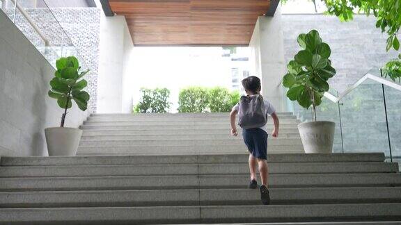 小学生背着书包奔跑着去上过学