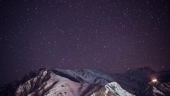 高加索山脉上的星空(延时拍摄)